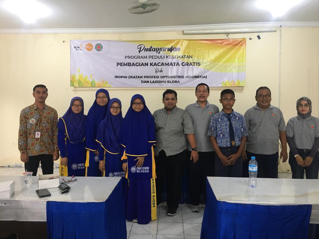 Lazismu Blora dan IROPIN Berbagi Kacamata Gratis untuk Meningkatkan Kesehatan Mata Pelajar dan Guru di Kabupaten Blora
