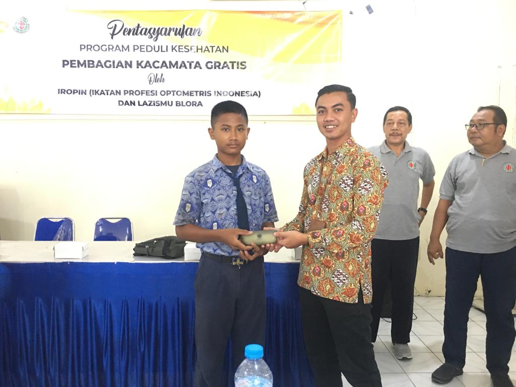 Lazismu Blora dan IROPIN Berbagi Kacamata Gratis untuk Meningkatkan Kesehatan Mata Pelajar dan Guru di Kabupaten Blora