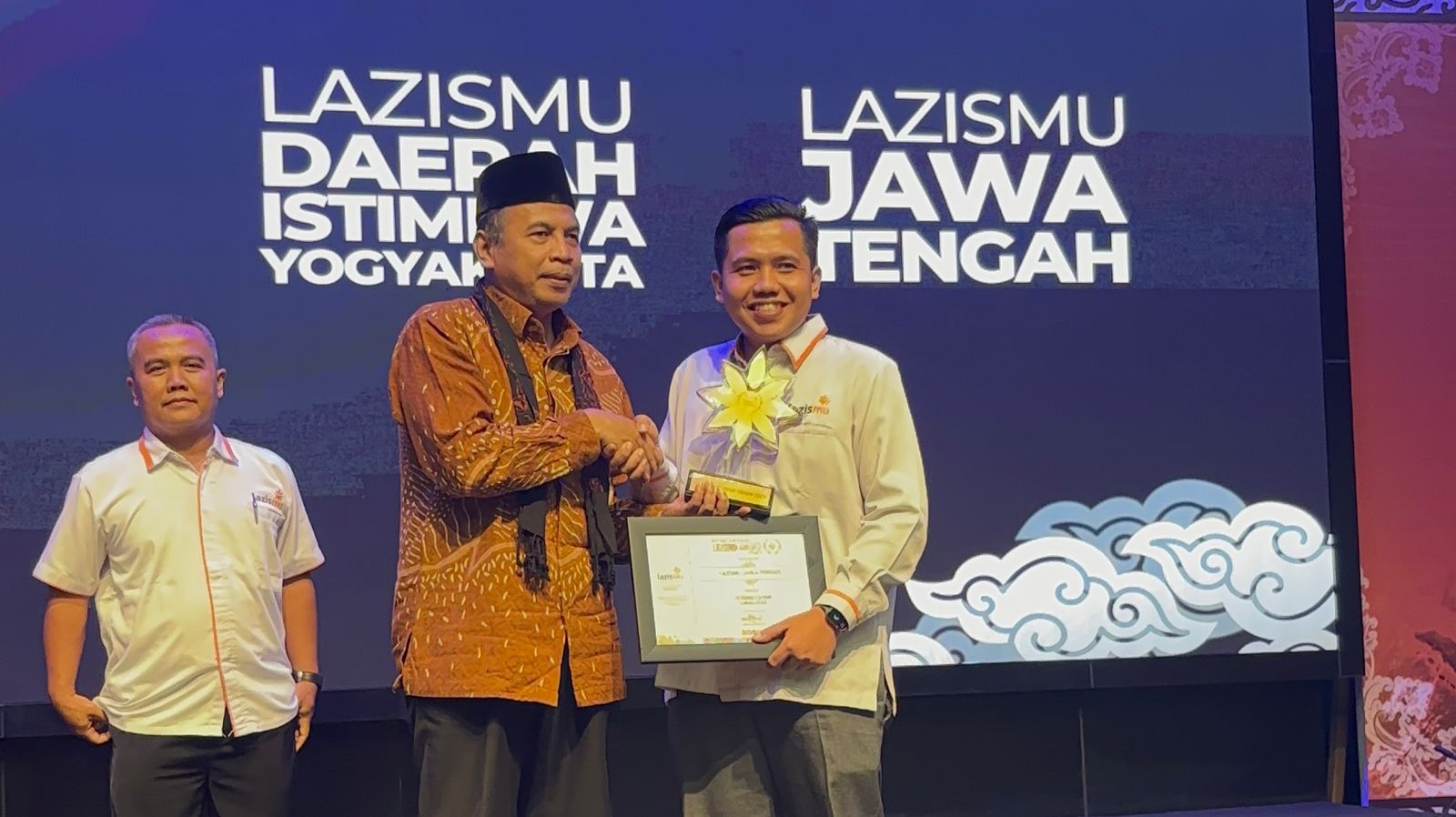 Foto penghargaan Lazismu Jawa Tengah