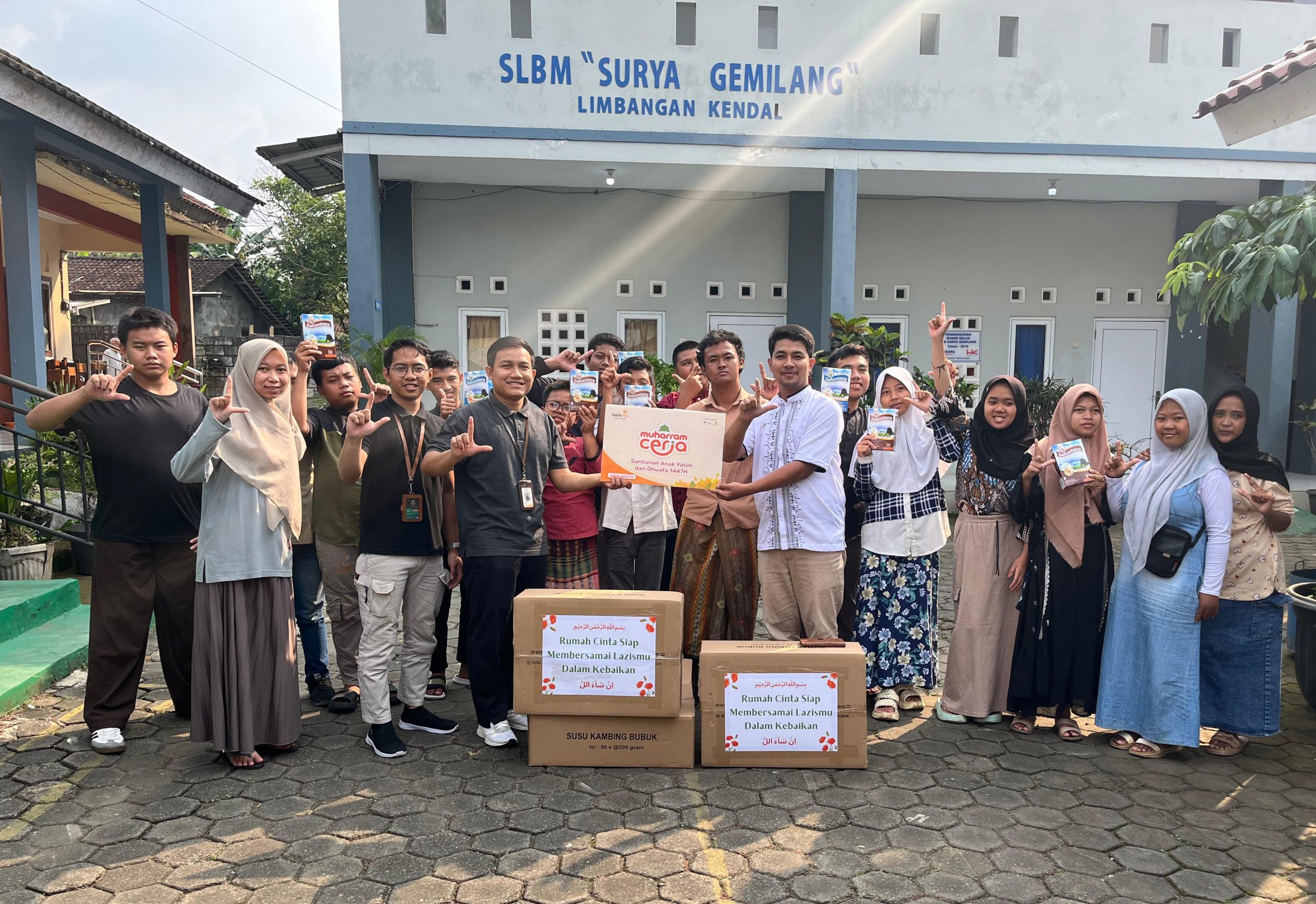 Penyaluran susu kambing oleh Lazismu Jateng di SLB Limbangan Kendal