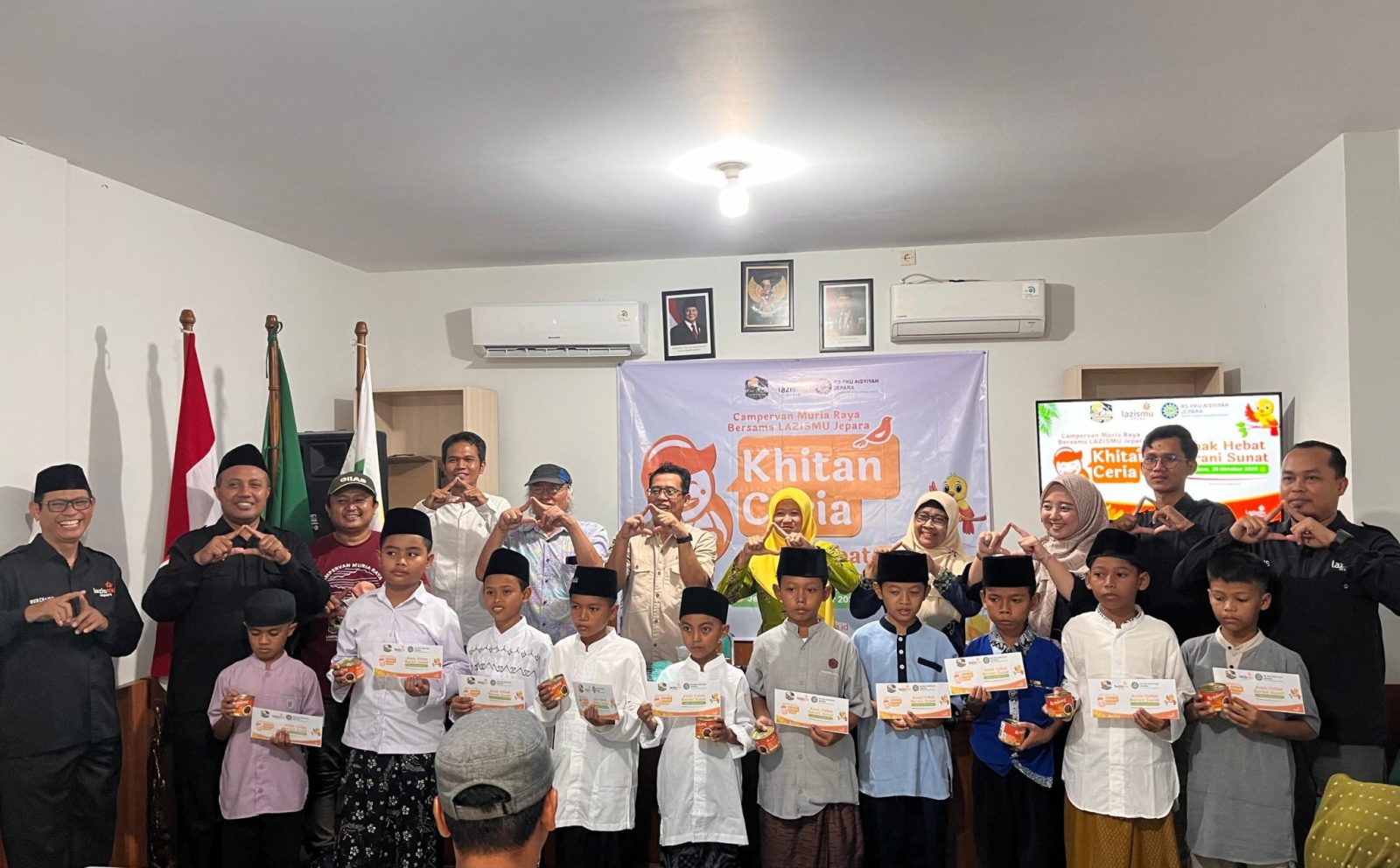 Seorang anak peserta program khitan gratis dari Lazismu Jepara dan Campervan Muria Raya.