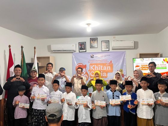 Seorang anak peserta program khitan gratis dari Lazismu Jepara dan Campervan Muria Raya.