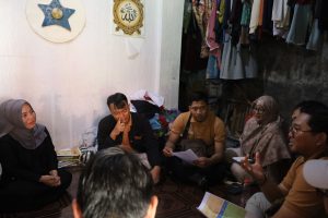 Tim Lazismu berdialog dengan pelaku usaha untuk program kemandirian UMKM di Bandarharjo.