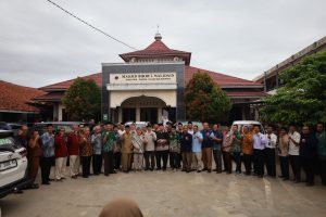 Penyerahan bantuan kebakaran dari Lazismu Jawa Tengah kepada Ponpes Darul Ulum Majenang.
