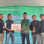 Penyerahan bantuan program peduli pendidikan Lazismu Jateng dan MTT pada Milad Muhammadiyah di Brebes