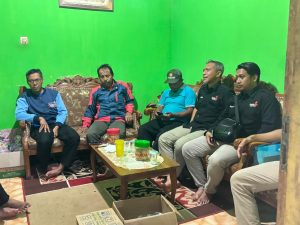 berbincang dengan warga yang terkena dampak tanah longsor