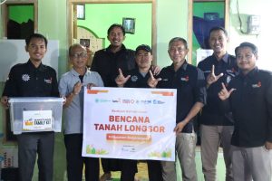 Penyerahan bantuan Lazismu untuk korban tanah longsor di Pandanarum Banjarnegara