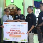 Penyerahan bantuan Lazismu untuk korban tanah longsor di Pandanarum Banjarnegara