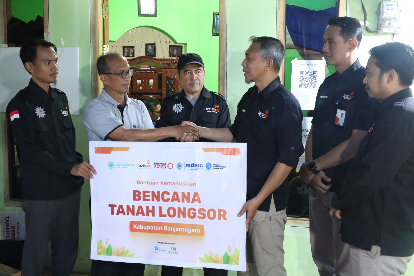 Penyerahan bantuan Lazismu untuk korban tanah longsor di Pandanarum Banjarnegara