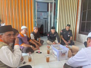 Penyerahan bantuan Lazismu kepada korban bencana tanah longsor di Desa Cibeunying Cilacap