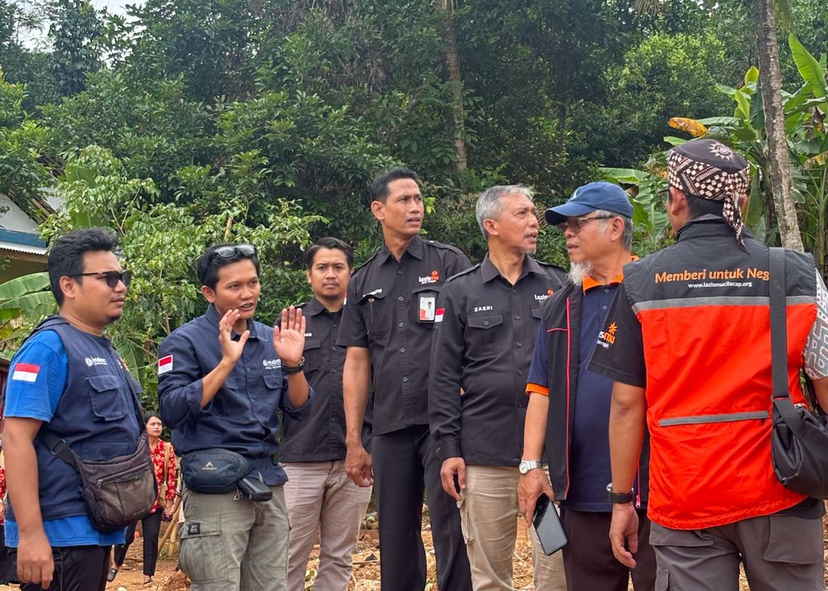 melihat langsung tempat kejadian tanah longsor cilacap