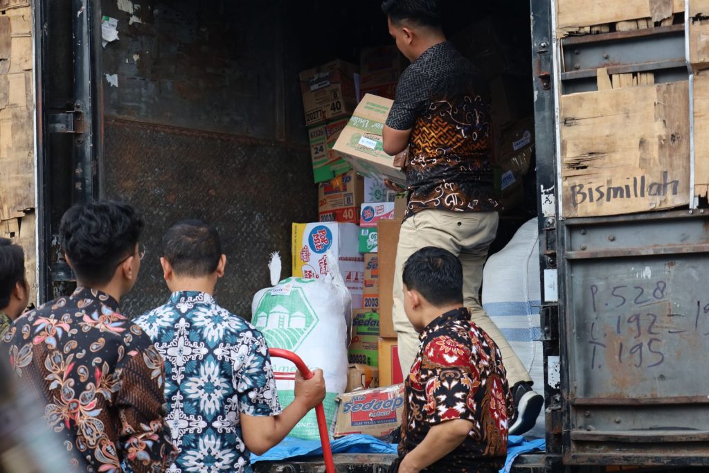 WhatsApp Image 2025-12-10 at 17.34.35 (2) Pelepasan truk bantuan logistik Lazismu Jawa Tengah untuk korban bencana Sumatera