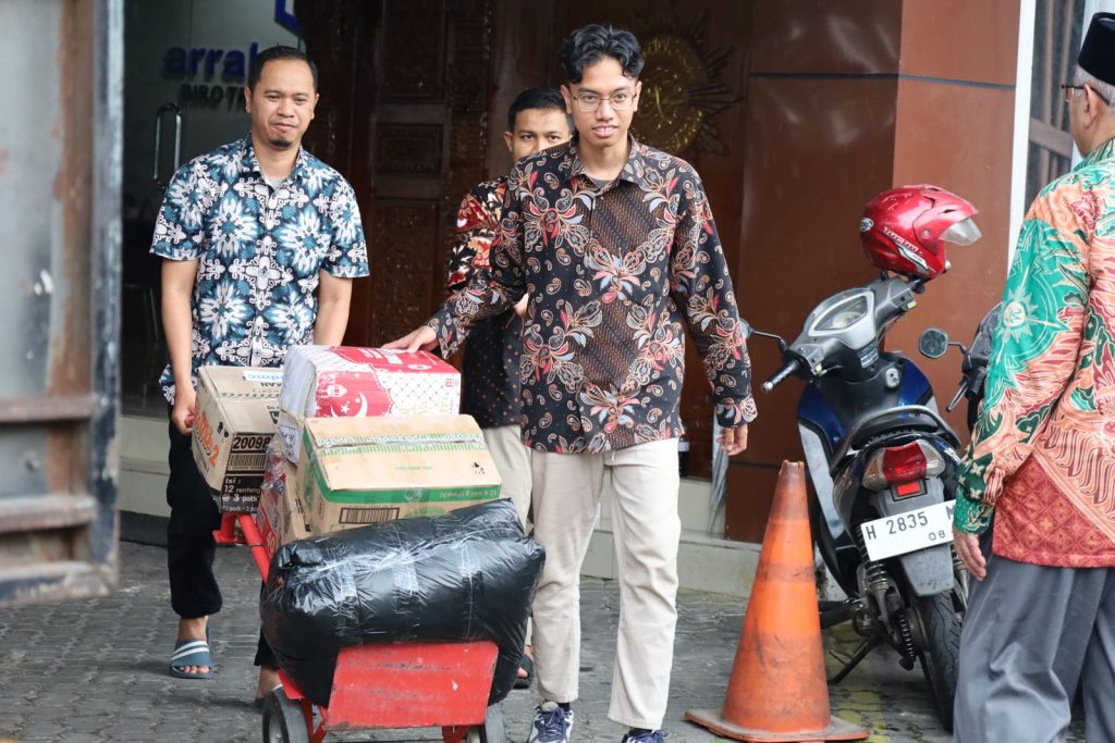 masukkan bantuan logistik ke truk yang akan ke sumatera