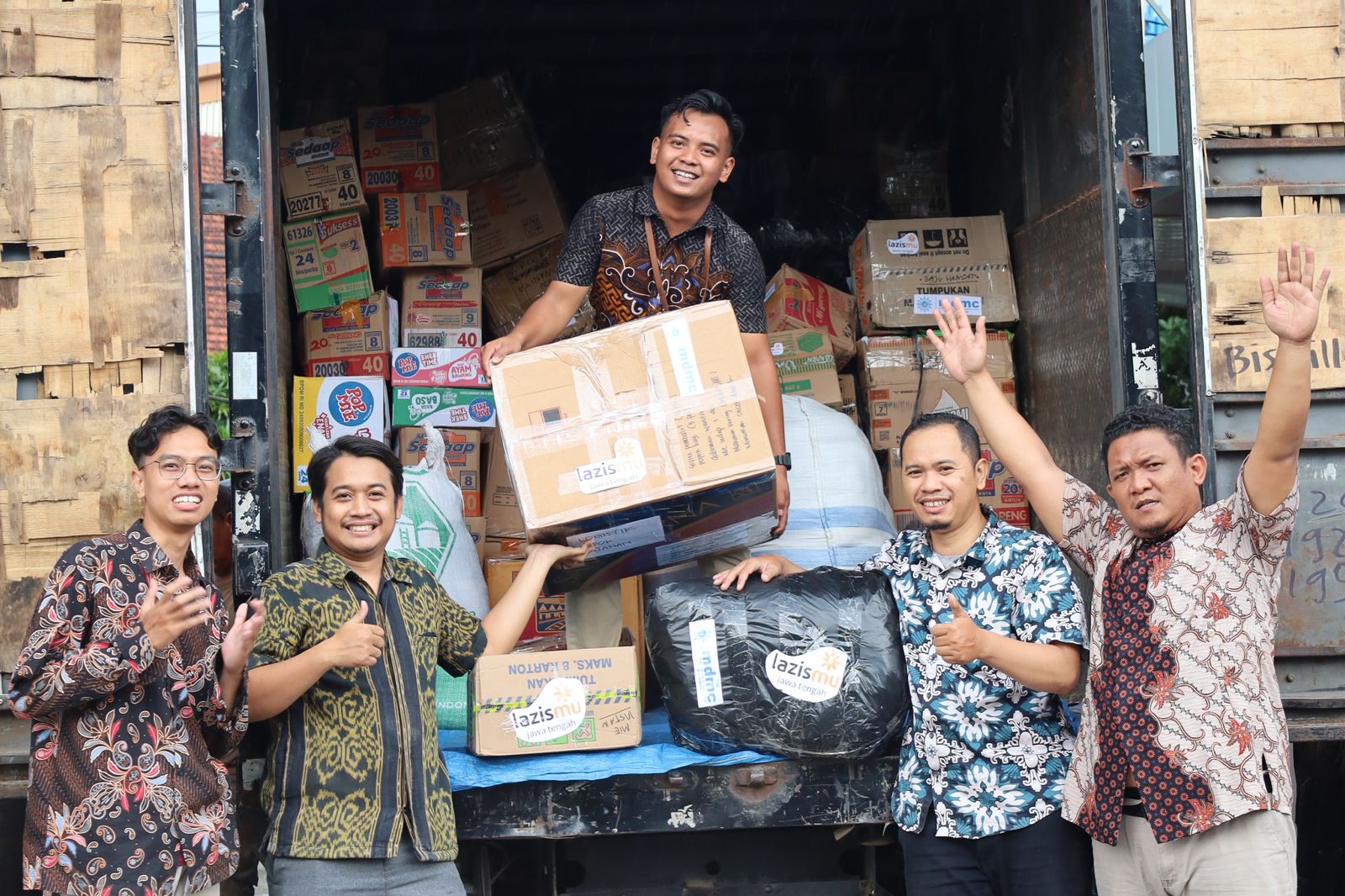 Pelepasan truk bantuan logistik Lazismu Jawa Tengah untuk korban bencana Sumatera