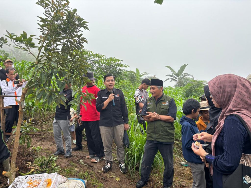 Penanaman bibit alpukat oleh Lazismu Jateng di Kendal sebagai upaya pelestarian alam