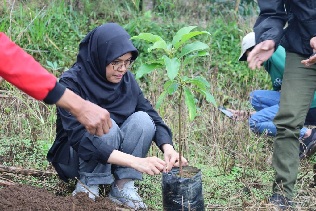WhatsApp Image 2025-12-14 at 19.48.04 (1) pelestarian alam dengan menanam pohon alpukat