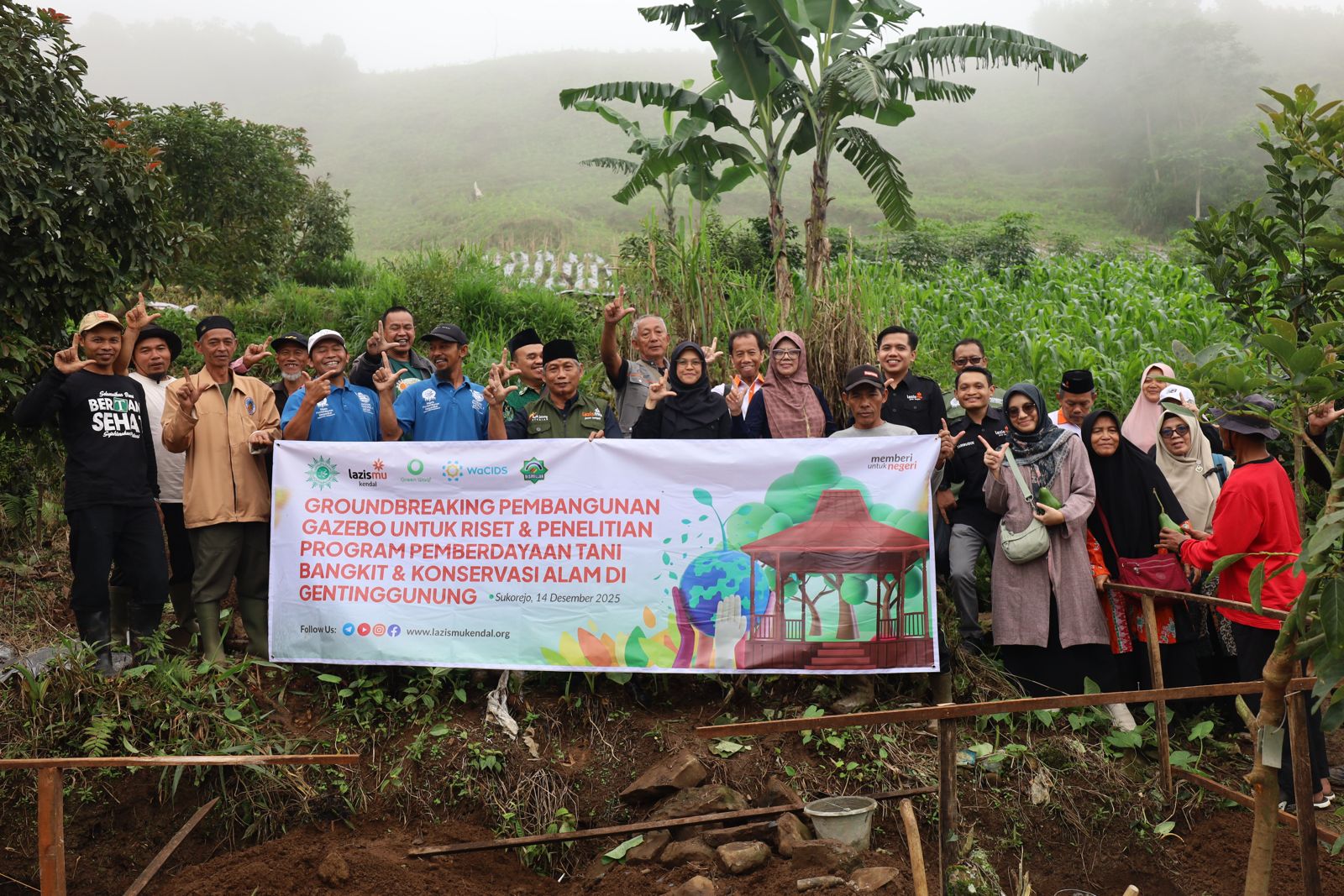 Penanaman bibit alpukat oleh Lazismu Jateng di Kendal sebagai upaya pelestarian alam