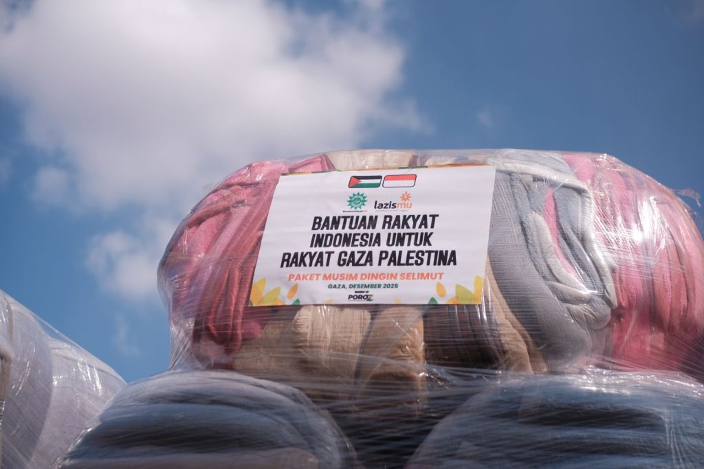 meninjau pabrik logistik bantuan Palestina di kawasan industri Sharqia Mesir