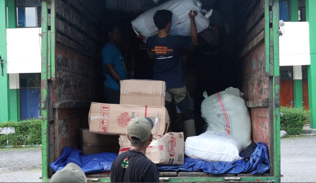 bantuan logistik diangkut ke truk