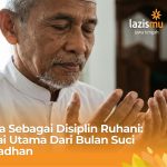 Pria Muslim berdoa dengan khusyuk di masjid menggambarkan puasa sebagai disiplin ruhani