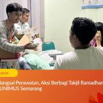 Seorang relawan muda Lazismu berkemeja flanel memberikan kotak takjil Ramadhan kepada keluarga pasien di kamar rumah sakit yang terang.