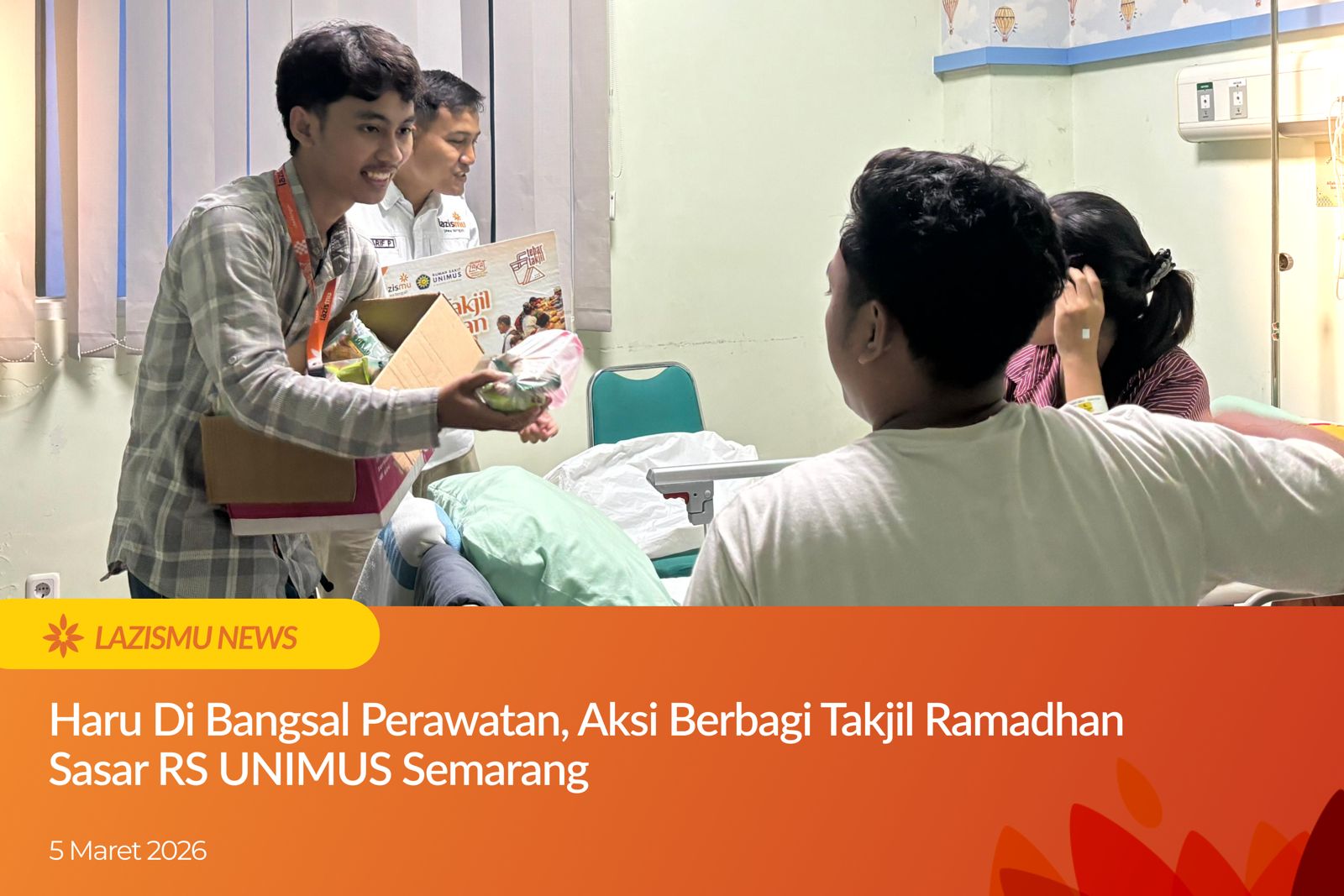 Seorang relawan muda Lazismu berkemeja flanel memberikan kotak takjil Ramadhan kepada keluarga pasien di kamar rumah sakit yang terang.