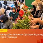 Ratusan pengemudi ojek online dengan jaket Grab hijau dan ShopeeFood oranye duduk lesehan menikmati hidangan makan malam prasmanan di aula Masjid At-Taqwa Muhammadiyah, Semarang, dalam acara Takjil Fest Lazismu Jawa Tengah.