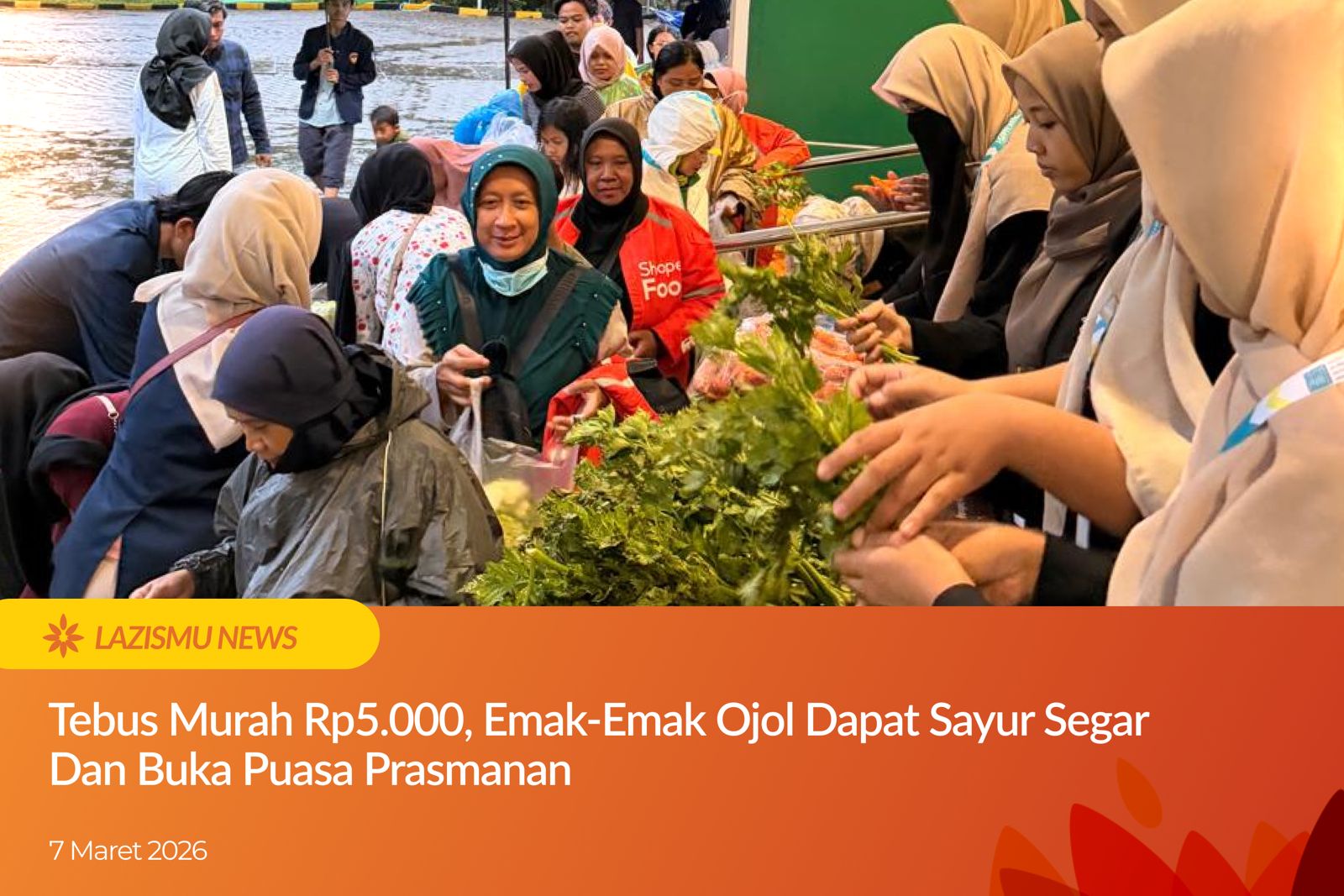 Ratusan pengemudi ojek online dengan jaket Grab hijau dan ShopeeFood oranye duduk lesehan menikmati hidangan makan malam prasmanan di aula Masjid At-Taqwa Muhammadiyah, Semarang, dalam acara Takjil Fest Lazismu Jawa Tengah.