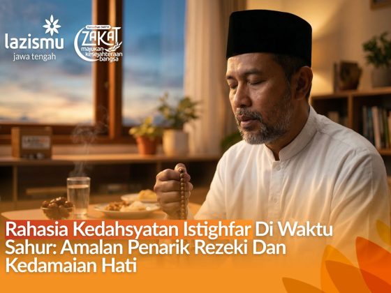 Seorang pria muslim berpeci duduk khusyuk memegang tasbih membaca doa istighfar di waktu sahur sebelum subuh