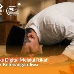 Pria muslim sujud khusyuk saat ibadah i'tikaf 10 hari terakhir Ramadan di masjid untuk mencari ketenangan jiwa.
