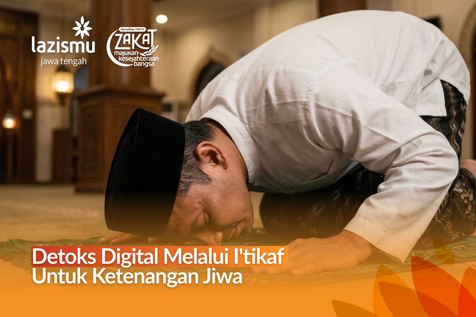 Pria muslim sujud khusyuk saat ibadah i'tikaf 10 hari terakhir Ramadan di masjid untuk mencari ketenangan jiwa.