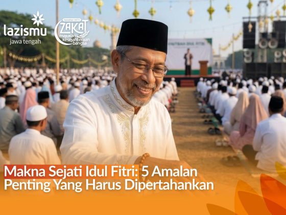 eorang pria berpeci tersenyum saat memasukkan uang infak ke dalam kotak kayu di tanah lapang pada suasana shalat Idul Fitri.