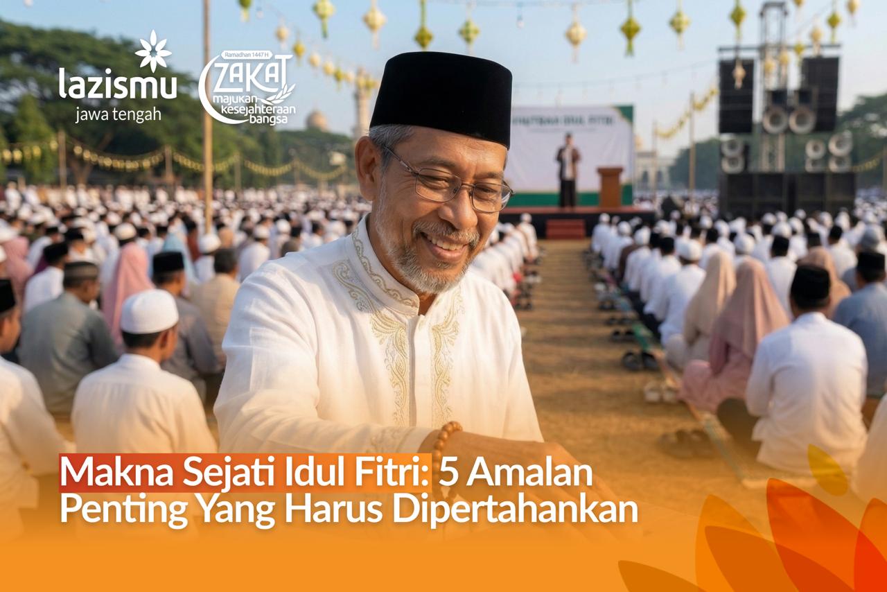 eorang pria berpeci tersenyum saat memasukkan uang infak ke dalam kotak kayu di tanah lapang pada suasana shalat Idul Fitri.
