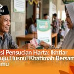 memberikan zakat melalui kotak kayu Lazismu dengan latar orang sedang salat.
