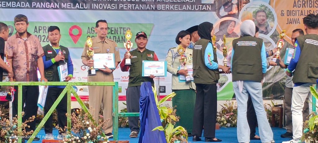 Perwakilan Lazismu Jawa Tengah dan MPM PWM Jawa Tengah saat menerima penghargaan stand kreatif pada kegiatan PADI 2026 di Agro Center Soropadan, Temanggung