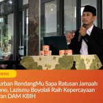 jamaah PCM Banyudono duduk mendengarkan kajian Safari Qurban RendangMu di dalam masjid.