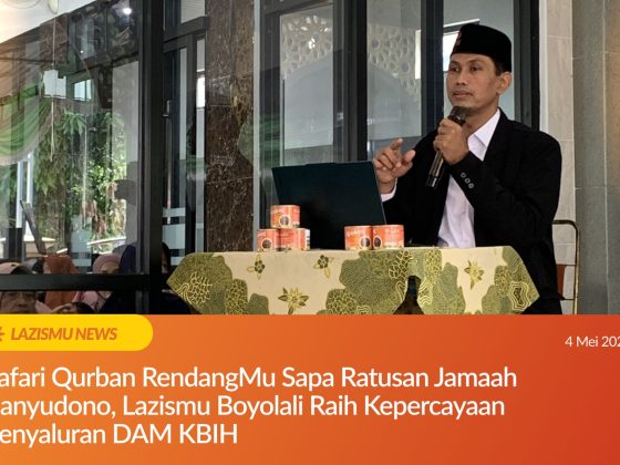 jamaah PCM Banyudono duduk mendengarkan kajian Safari Qurban RendangMu di dalam masjid.
