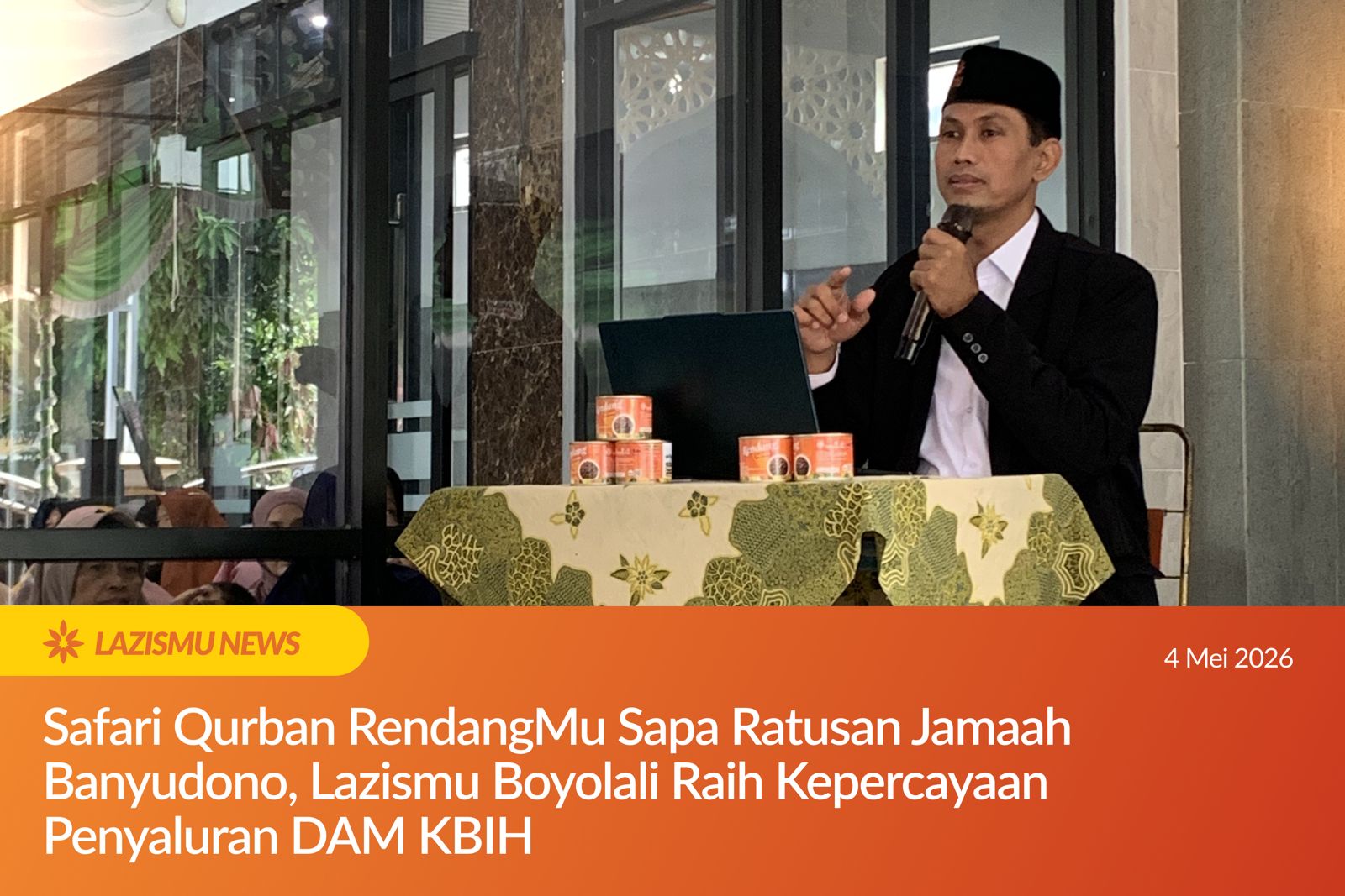 jamaah PCM Banyudono duduk mendengarkan kajian Safari Qurban RendangMu di dalam masjid.