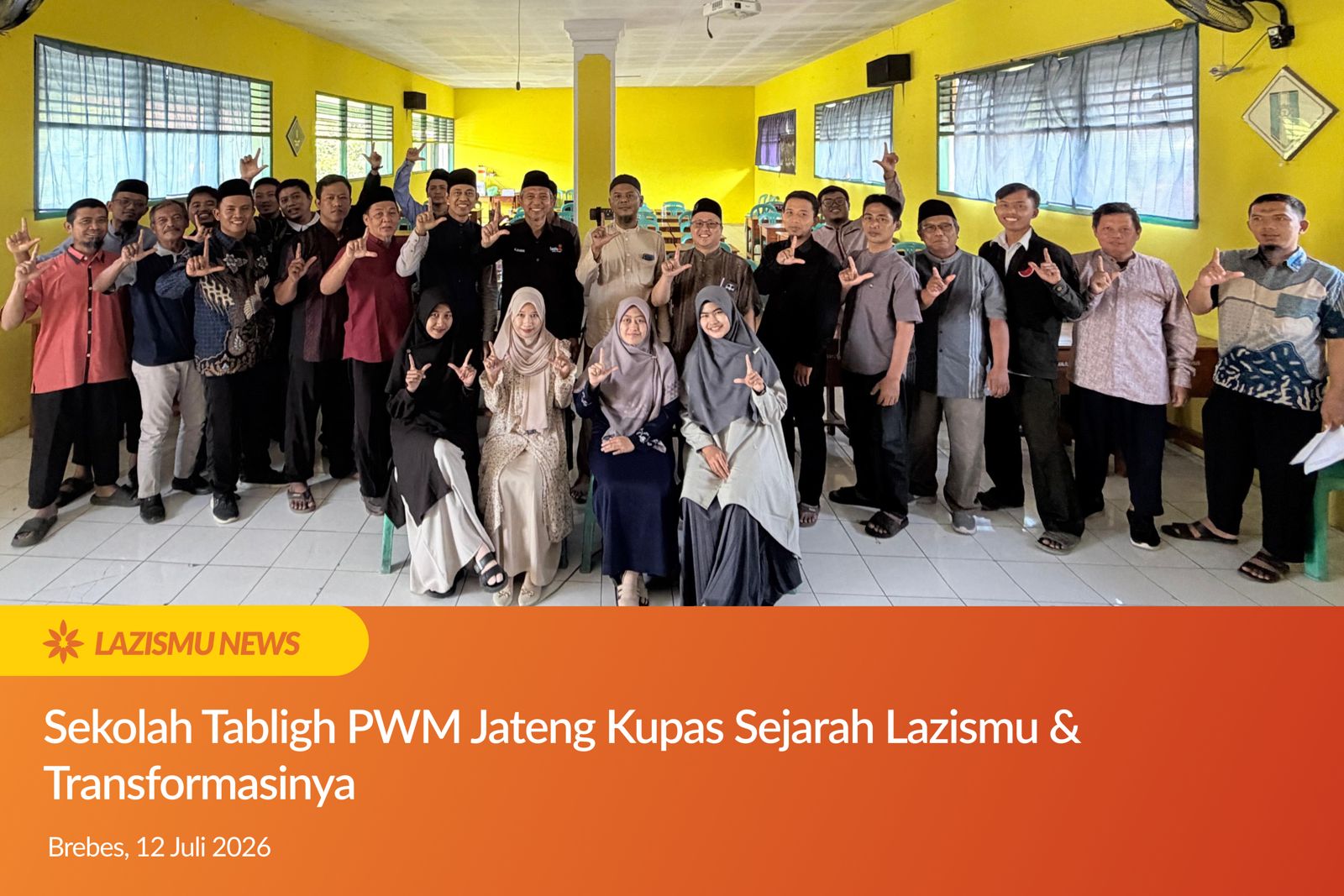 Ir. Akhmad Zaeni memaparkan materi sejarah Lazismu dalam acara Sekolah Tabligh PWM Jateng di Brebes.