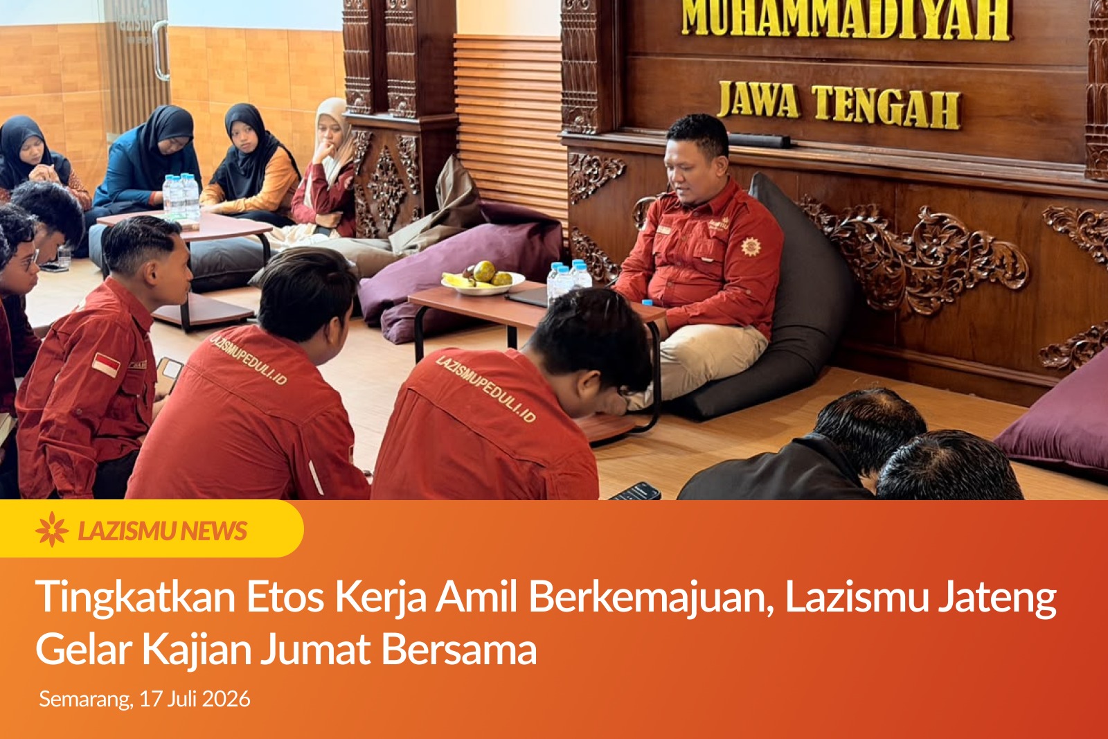 Suasana Kajian Jumat Bersama amil eksekutif dan mahasiswa magang di Workspace Lazismu Jateng.